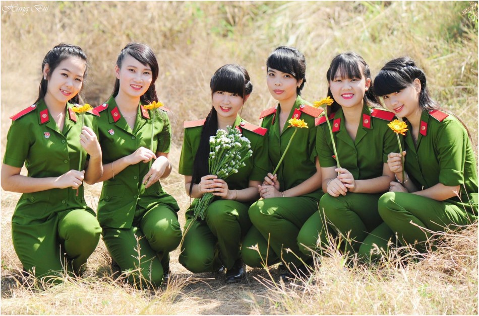 越南美女小警花认真打拳 越南警察部队中美女