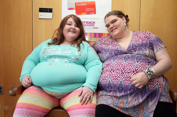 美国400斤重女孩在线表演抖肚子狂吃 7岁体重超百斤