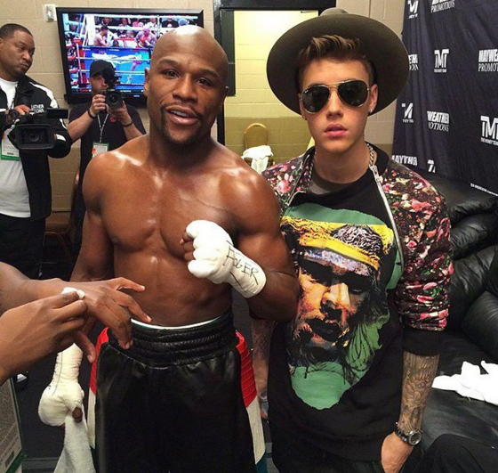 美国拳王网晒奢侈生活 香车美女云集抱钞票自