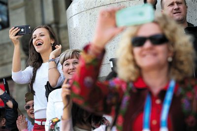 红场阅兵鹅步PK正步 俄姑娘:中国军人帅极