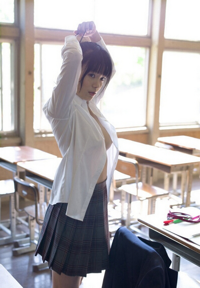 日本96年制服美少女教室换衣 清纯中带性感