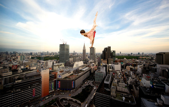 东京女巨人走红 将美少女放大融入都市街头