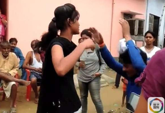 女子睡梦中遭性 骚扰  当街暴打男子耳光直至其