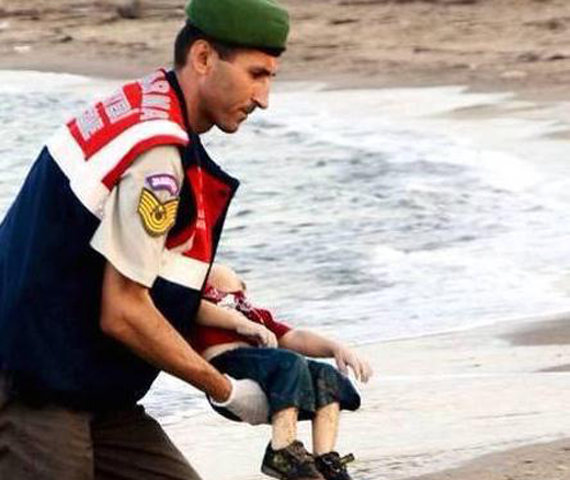 叙利亚男童偷渡溺亡 脸朝下埋沙中海浪拍打身