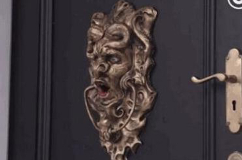 男子特效化妆术<em>假装门环吓推销员</em> 突然睁眼大