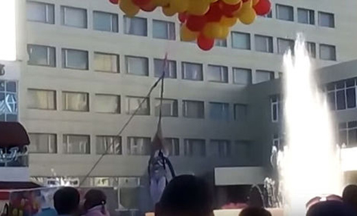 俄罗斯<em>女童抓气球上天</em> 表现镇定飞至15米高空