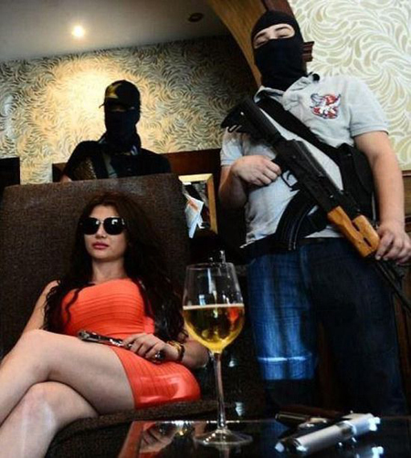 女毒枭被男友举报遭逮捕 情节离奇似好莱坞大片