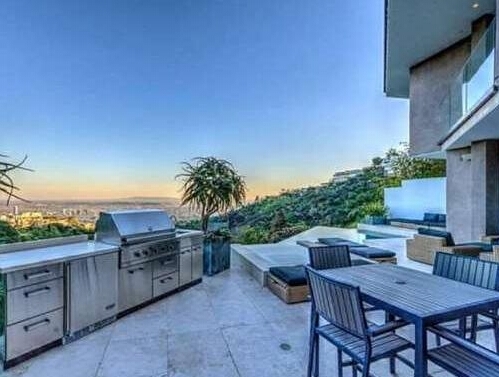  宅男靠游戏买豪宅 :3间卧室5间浴室 带超大游泳