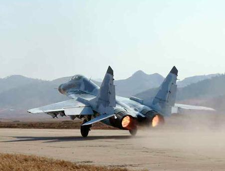  朝鲜举行陆空军演 (组图):金正恩现场检查飞行训