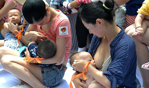 新加坡辣妈街头哺乳抗议歧视 盘点全球母乳喂养亲子照