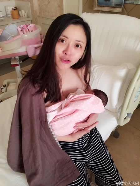 新加坡辣妈街头哺乳抗议歧视 盘点全球母乳喂养亲子照