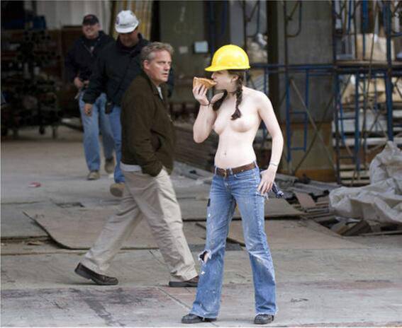 摄影大师纽约街头拍半裸美女 鼓励女性直面羞