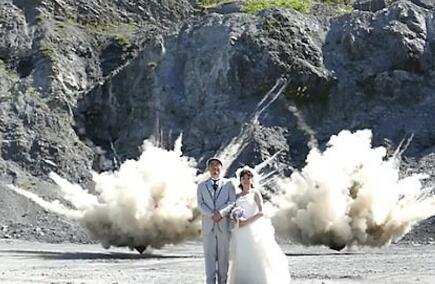 日本夫妇婚照以大爆炸做背景网友：就差个哥斯拉了