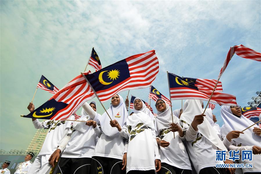 马来西亚庆祝独立60周年(图)飞机组成60字样