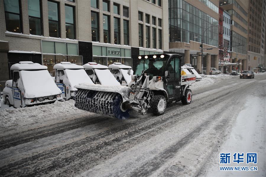 美国纽约紧急应对罕见暴风雪