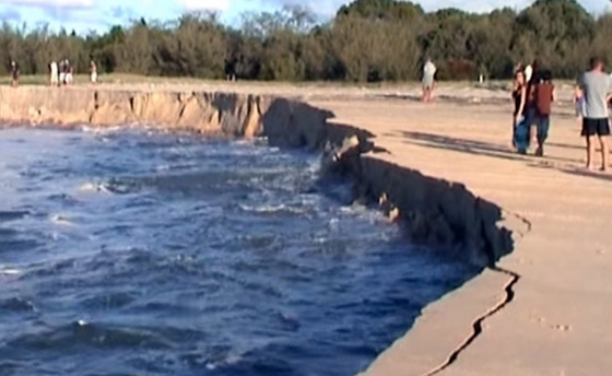 澳大利亚 彩虹沙滩突现巨坑  目击者自称 差点死