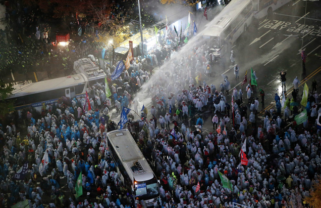  韩爆发严重示威 :防暴警察、催泪瓦斯、水炮应