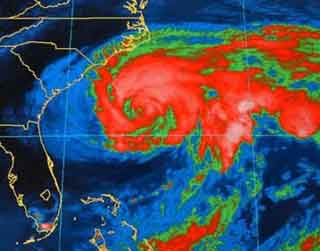 新飓风奥菲莉亚盘旋美东海岸 后天风力或增强