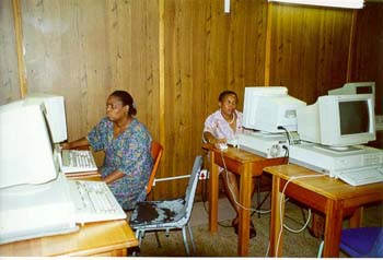 南方网:香烟比外面还便宜--走进南非女子监狱