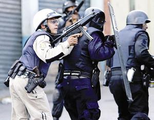南方网:委内瑞拉首都警察内乱交火 政府接管警