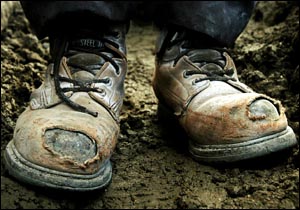 英国皇家海军目前遭遇到一场军靴供应危机,不少海军士兵只好穿着破烂