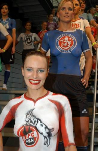 德甲庆祝40大寿 br <em>裸体</em>彩绘<em>女</em>模特艳丽出场 ·