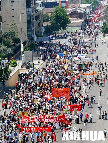 智利大规模游行 br 反对经济全球化:南方新闻网