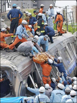 日本一列火车发生脱轨事故(1):南方新闻网国际