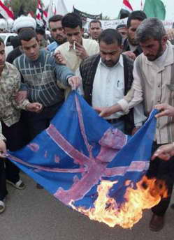 抗议者焚烧英国国旗