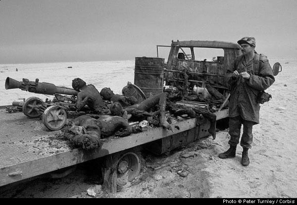 已经碳化的伊拉克人尸体