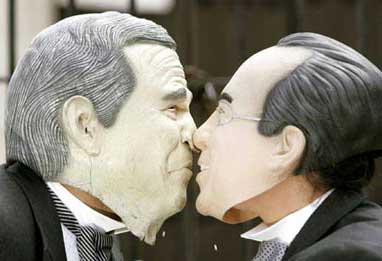 美国总统布什和墨西哥总统考尔德在"婚礼"上激吻.