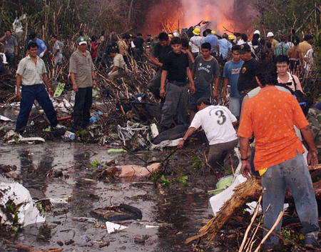 飞机失事后,当地警方和救援人员火速赶往出事