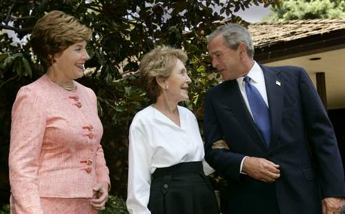 布什在洛杉矶竞选时拜见里根夫人南希寻求支持