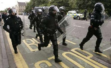 英国防暴警察出发执行警戒任务,防止抗议者发生骚乱.
