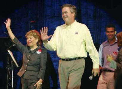 南方网:杰布·布什对他的支持者挥手致意