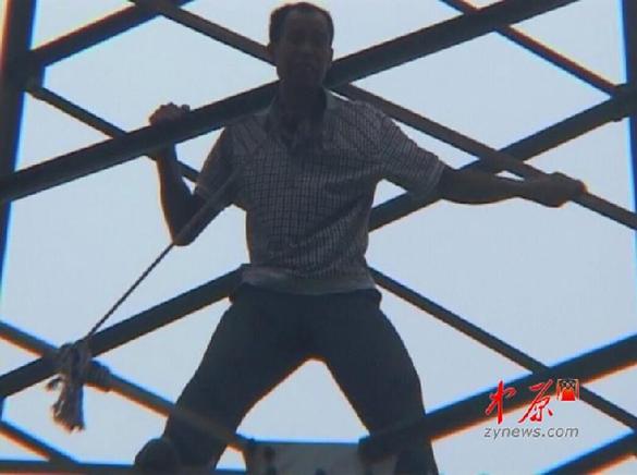 郑州一男子高压线塔上撒钱讨薪