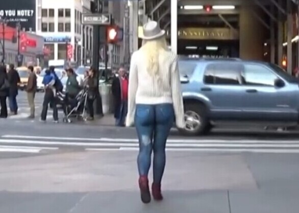 美国女模光下身彩绘牛仔裤 上街被识破
