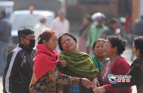 尼泊尔地震:民众伤心送别不幸遇难的小女孩