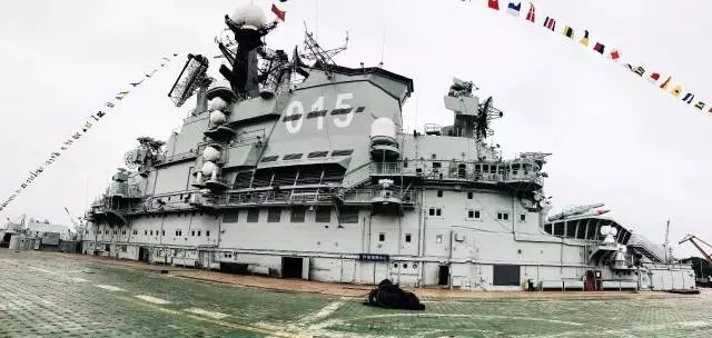 明思克号航母 搬家 南通 组图展现航母风采