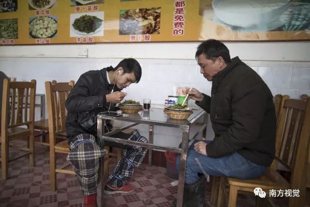 父子骑摩托车从广东回桂林过年 从天亮到天黑