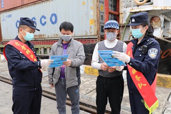 新会边检站：数十载“雷锋精神”的坚守