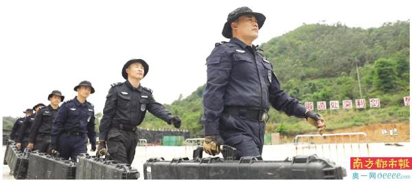 16人的广州特警猎手狙击分队 一年中有半年时间封闭训练
