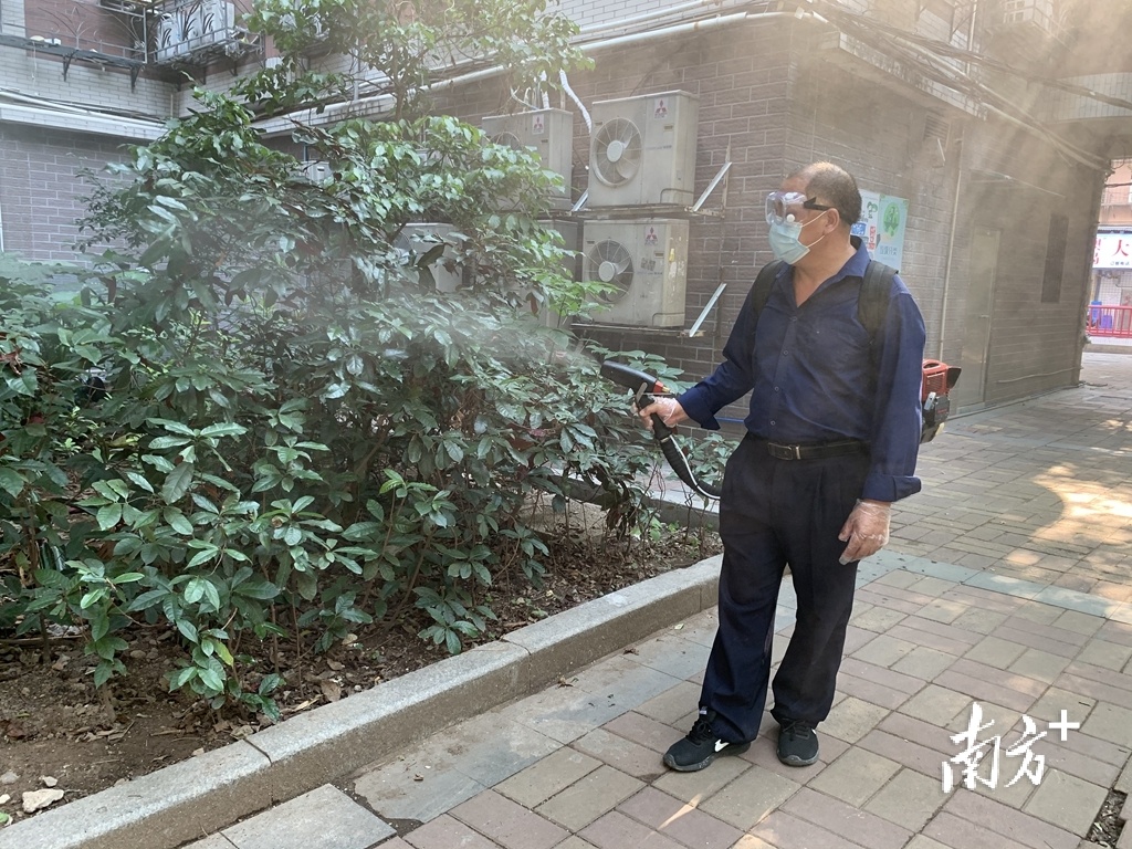 天河南街，工作人员对着容易孳生蚊虫的区域进行重点消杀