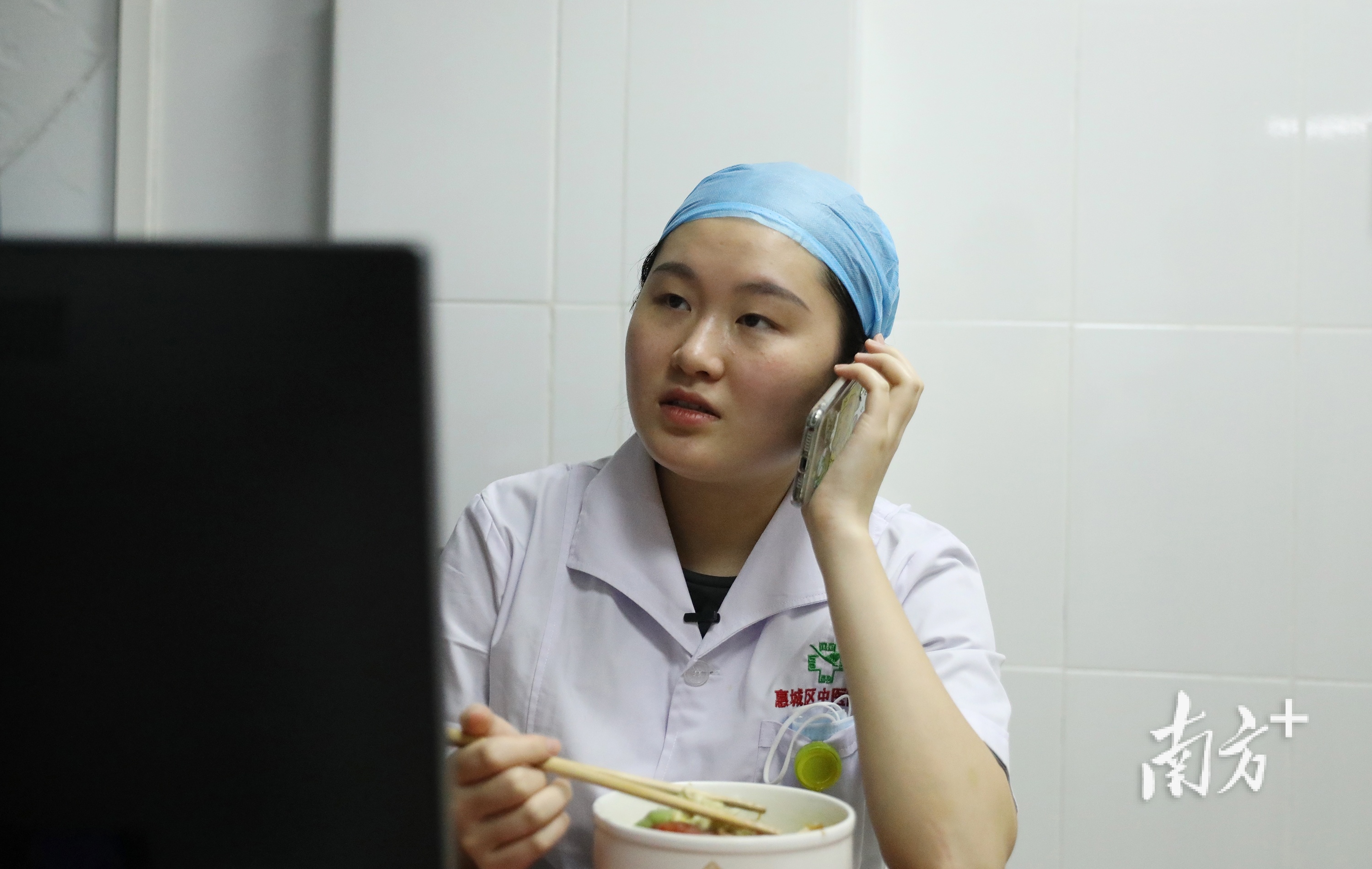 在惠城区中医医院，刘家怡一边吃饭一边接受媒体电话采访。南方日报记者 吴明 摄