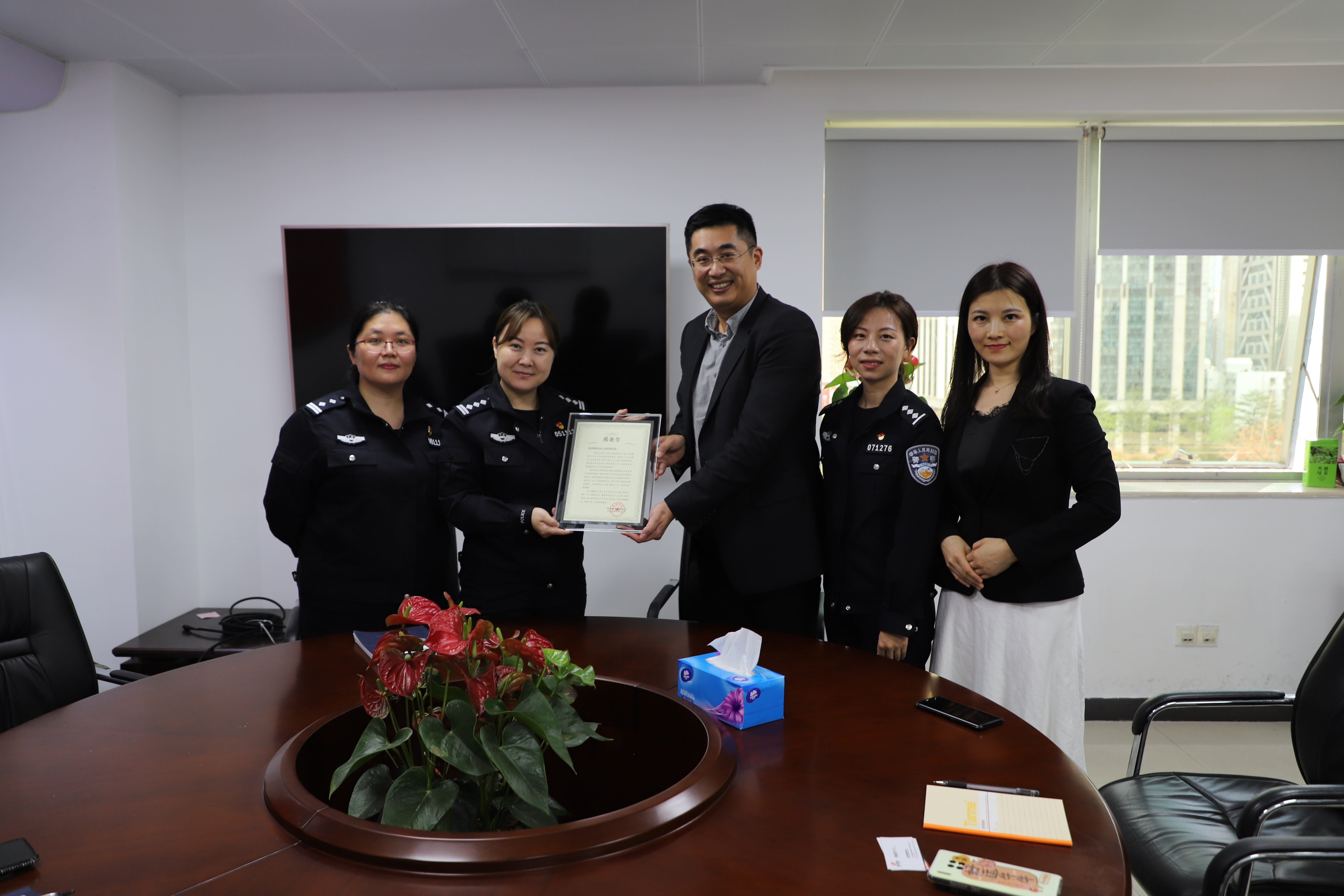 企业为深圳出入境部门送上感谢信。