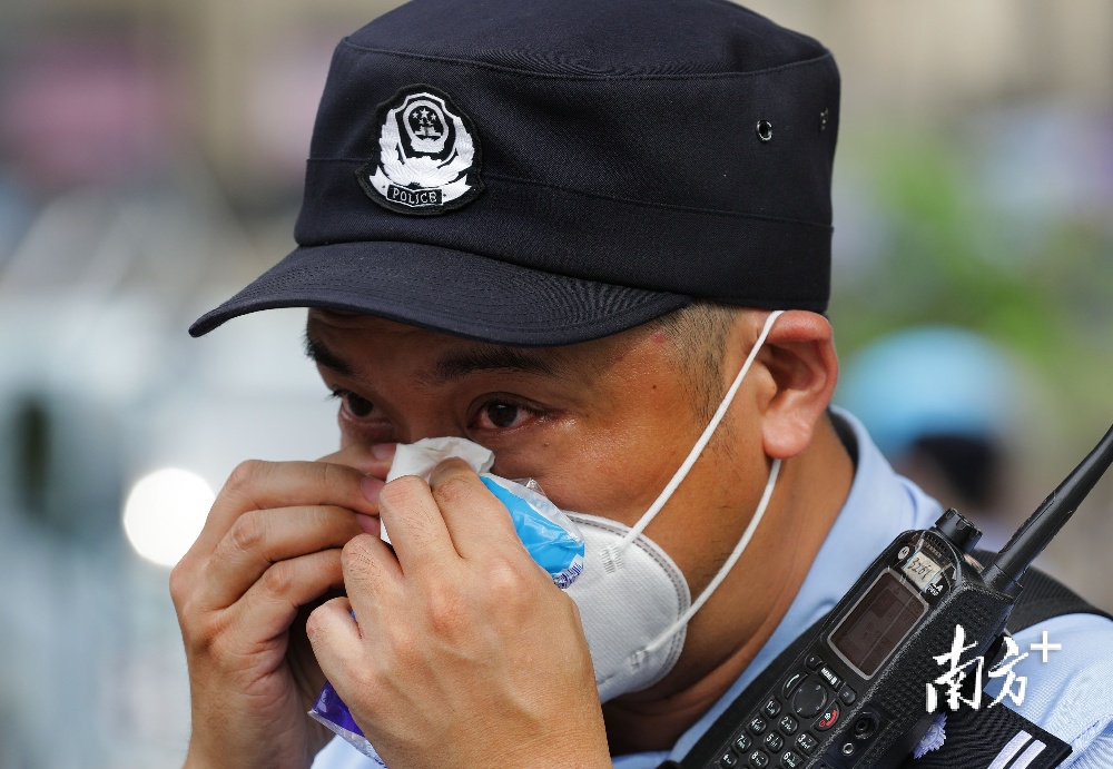 广州“红眼圈”警官雨中坚守千家万户 日均睡眠不足3小时