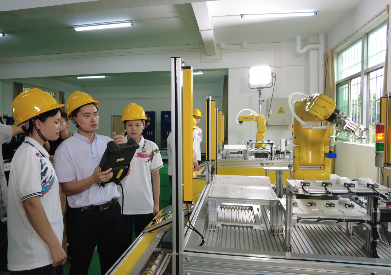湛江科技学院工业机器人编程与仿真实验室。