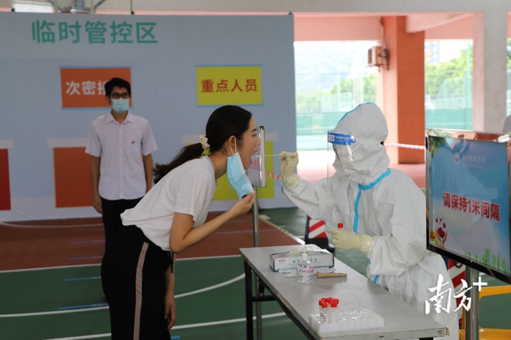 广州航海学院开展秋季开学新冠疫情应急处置演练，模拟组织人员分类进行核酸采样。通讯员供图
