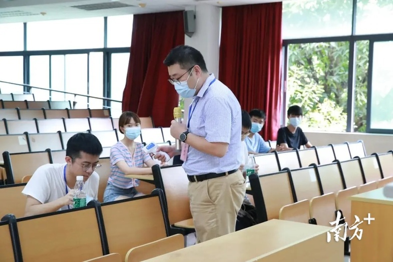 广东药科大学模拟学生上课时出现发热情况的应急处置。通讯员供图
