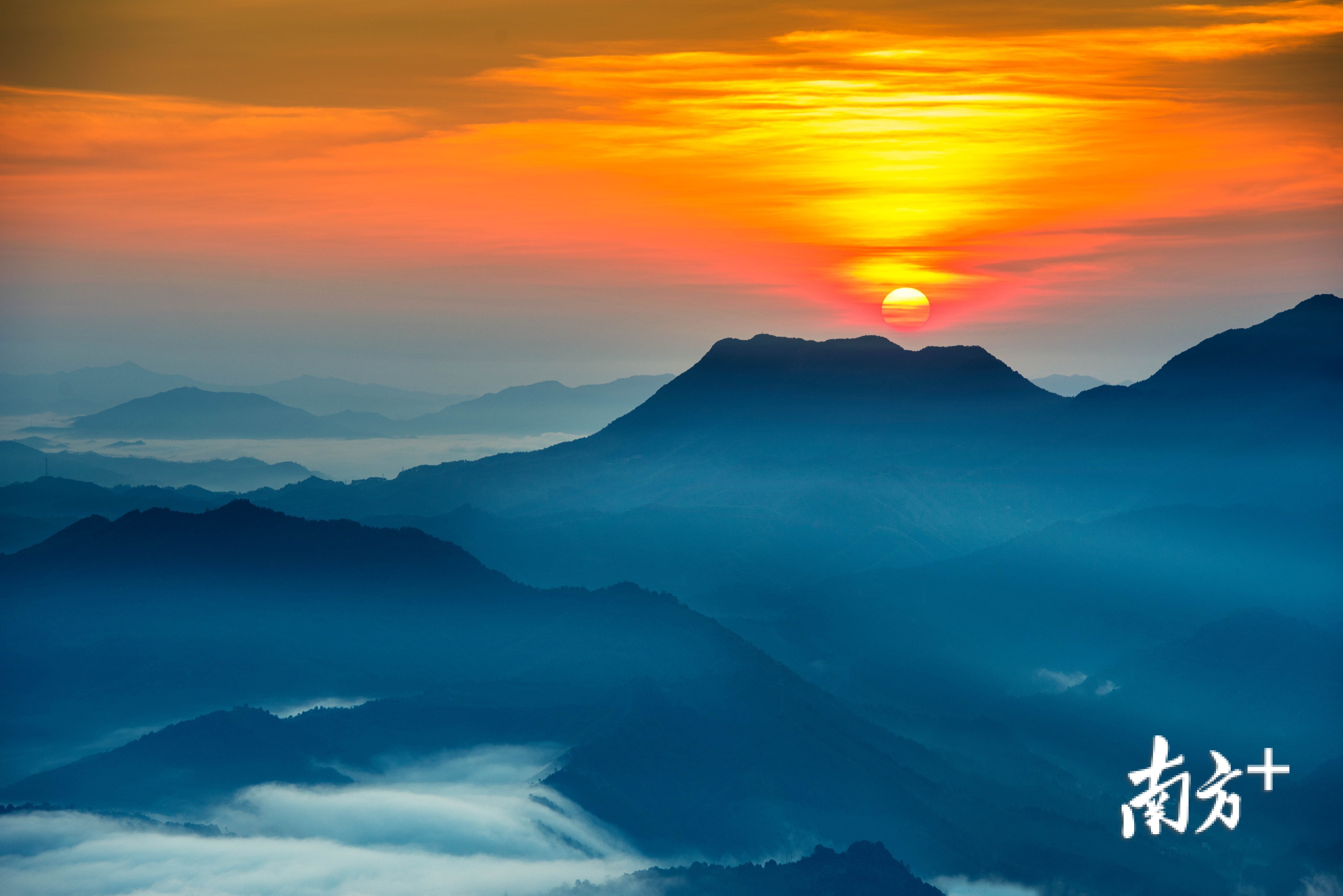 10月29日，河源义容镇宝山，太阳涨红了脸透过云霞，像一个害羞的小姑娘张望着大地。 wensizhang 摄